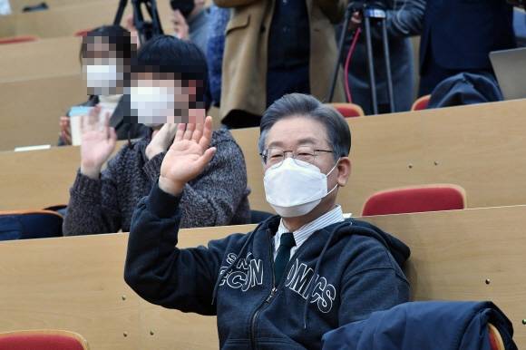 이재명 더불어민주당 대선후보가 7일 서울 관악구 서울대에서 열린 서울대학교 금융경제세미나 초청 강연회에 참석해 ‘청년살롱 이재명의 경제이야기’ 경제정책 기조와 철학을 주제로 강연하기에 앞서 학생들과 인사를 하고 있다. 2021. 12. 7 정연호 기자 tpgod@seoul.co.kr