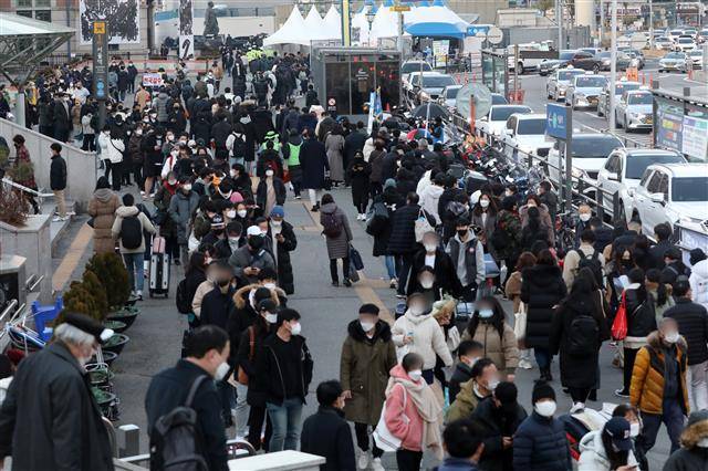 서울역 선별진료소 ‘북적북적’ - 5일 서울역 앞 임시선별진료소에서 시민들이 코로나19 검사를 받기 위해 길게 줄지어 서 있다. 중앙방역대책본부는 이날 0시 기준 코로나19 신규 확진자가 5128명, 위중증 환자가 744명이라고 밝혔다.뉴스1