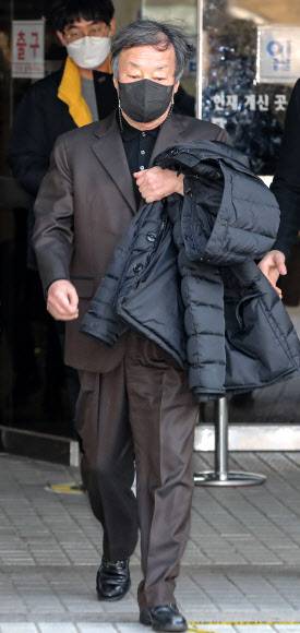 영장실질심사 마친 윤우진 전 용산세무서장 - 세무조사를 무마해주겠다며 사업가에게서 뒷돈을 받고 브로커 역할을 한 혐의를 받는 윤우진 전 용산세무서장이 7일 오전 구속 전 피의자 심문(영장실질심사)을 마친 뒤 서울 서초구 서울중앙지법을 빠져 나오고 있다. 2021.12.7 연합뉴스