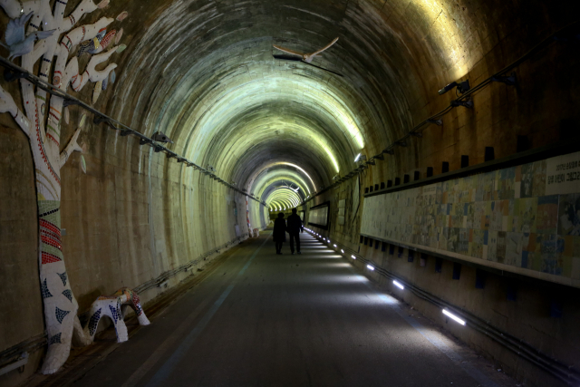 향가터널은 일제강점기에 쌀을 수탈하기 위해 일본군이 만든 터널이다. 광복 이후 마을을 오가는 길로 사용되다 2013년 섬진강 자전거길로 조성됐다.