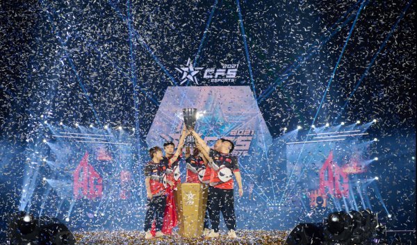 ‘크로스파이어’의 글로벌 e스포츠대회 ‘CFS 2021’에서 우승한 중국의 올게이머스. 사진제공｜스마일게이트