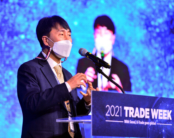 지난 12월 7일 서울 세빛섬에서 열린 2021 TRADE WEEK 개막식에서 김현우 서울산업진흥원 대표이사가 개회사를 발표하고 있다.