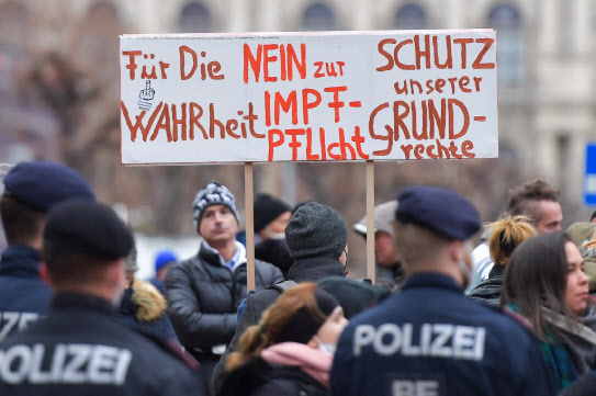 백신 의무 접종을 반대하는 시민들이 오스트리아 수도 빈에서 항의 시위를 하고 있다.(사진=AFP)