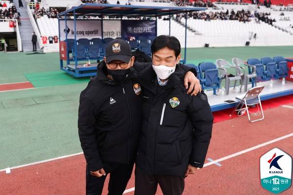 서울의 전성기를 이끌었던 최용수 강원FC 감독과 내년 시즌 명가재건을 노리는 안익수 FC서울 감독