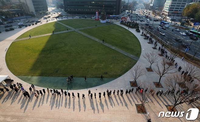 7일 서울광장에 마련된 신종 코로나바이러스 감염증(코로나19) 중구 임시선별검사소에 시민들이 길게 줄 서 있다. 2021.12.7/뉴스1 © News1 안은나 기자