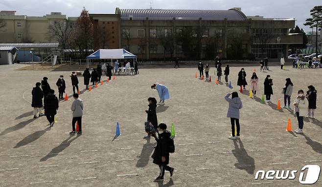 8일 울산 중구 한 초등학교 운동장에 마련된 임시 선별진료소에서 3·5·6학년 학생과 교직원을 대상으로 신종 코로나바이러스 감염증(코로나19) 전수검사가 이뤄지고 있다. 이날 이 학교 학생 2명이 코로나19 확진 판정을 받았다. 2021.12.8/뉴스1 © News1 윤일지 기자