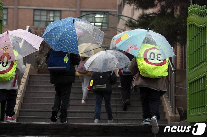 지난달 30일 오전 서울 시내의 한 초등학교에서 학생들이 등교하고 있다. 2021.11.30/뉴스1 © News1 이승배 기자