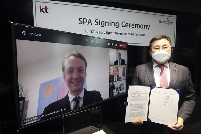 송재호 KT AI/DX융합사업부문 부사장)과 콜린 킬리(Colin Kealey) 뉴로시그마 부사장이 SPA를 체결하고 있다.