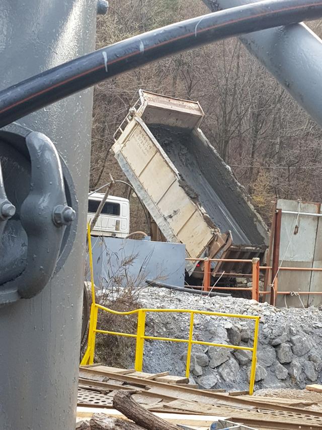 경북 봉화 S광산이 덤프트럭으로 광물 찌꺼기를 폐갱에 매립하고 있다. 민원인 제공