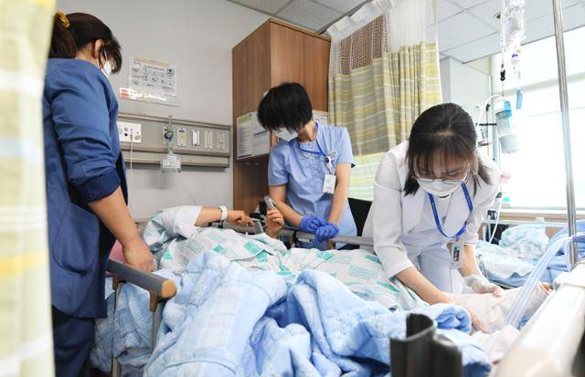 건보공단 일산병원에서 간호사와 간호조무사들이 환자를 돌보고 있다. 일산=배우한 기자