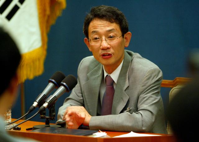 2005년 노무현 정부 당시 정태인 국민경제비서관이 청와대 춘추관에서 브리핑을 하고 있다. 청와대사진기자단