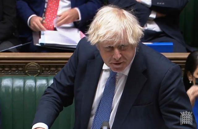 보리스 존슨 영국 총리가 8일 하원에서 의원들의 질문에 답하고 있다. 런던=AP 연합뉴스