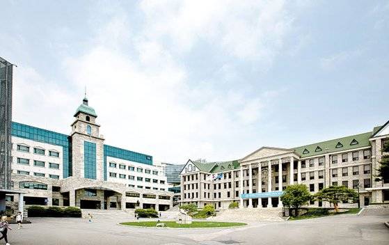 한양대는 학생가치와 사회가치 창출을 위한 다양한 노력을 통해 서울캠퍼스 3위, ERICA 캠퍼스 10위에 올랐으며, 양 캠퍼스 모두 10위 안에 드는 대학은 한양대학교가 유일하다. 사진은 한양대 본관 전경. [사진 한양대]