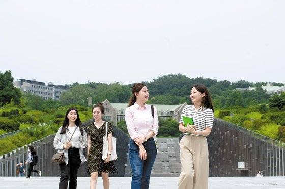 이화여대의 높은 취업률은 데이터를 활용한 진로·취업시스템을 기반으로 하고 있다. 맞춤형 진로 프로그램을 통해 다양한 직무 분야의 졸업생이 재학생과 교류하는 멘토링 프로그램을 운영하는 등 현장 밀착형 진로지원을 제공한다. [사진 이화여대]