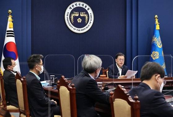 문재인 대통령이 7일 청와대 여민관에서 열린 제53회 국무회의에서 모두발언을 하고 있다. 청와대사진기자단