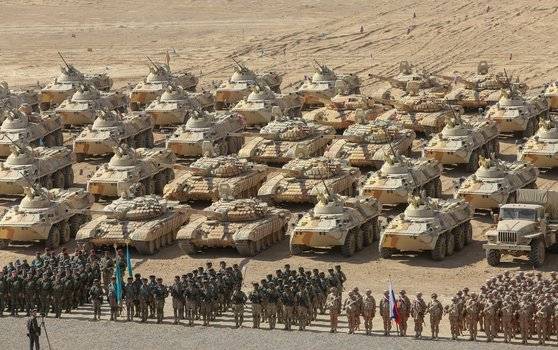 러시아·벨라루스·카자흐스탄 기갑부대가 지난달 중앙아시아 타지키스탄-아프가니스탄 국경 인근에서 훈련을 준비하고 있다. [로이터=연합뉴스]