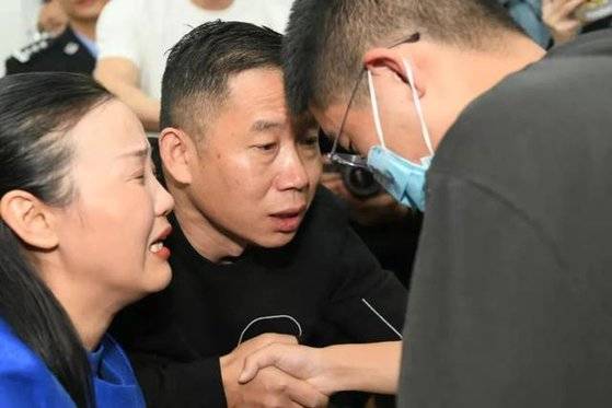 14년만에 아들과 재회. 해외망=연합뉴스