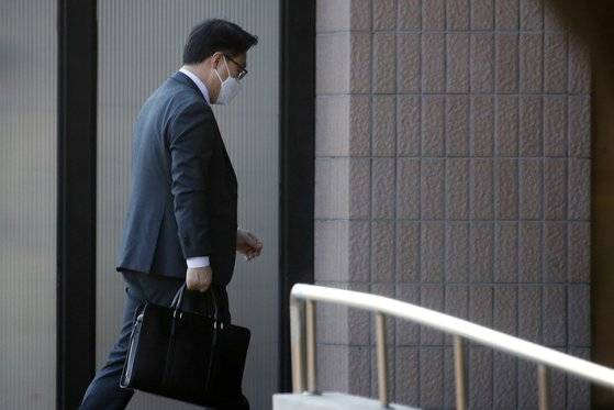 김진욱 고위공직자범죄수사처(공수처)장이 지난 6일 정부과천청사 내 공수처로 출근하고 있다. 뉴스1