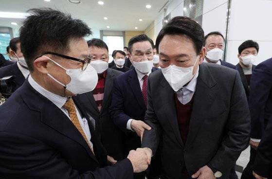 윤석열 국민의힘 대선 후보가 8일 서울 영등포구 공군호텔에서 열린 충북-충남도민회 주최 '국가균형발전 완성 결의대회'에 참석, 참석자들과 인사를 나누고 있다. 국회사진기자단