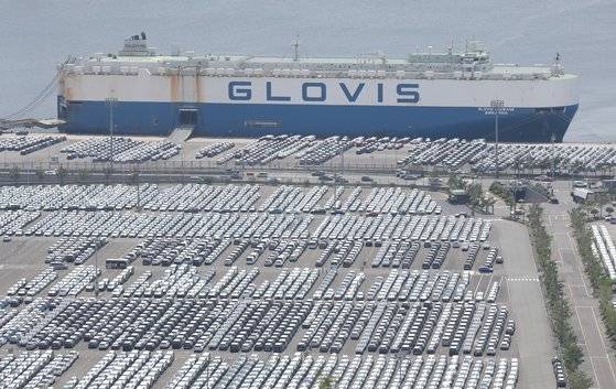 현대차 울산공장 수출선적부두에 대기 중인 완성차들. 연합뉴스