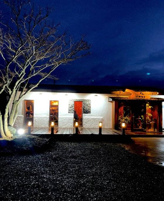 스테이렌토 근처에서 발견한 '고래힘줄'. 맛도 맛이지만, 제주의 밤 하늘과 까만 돌밭과 어우러진 모습이 한폭의 그림 같았다. [사진 심규원]