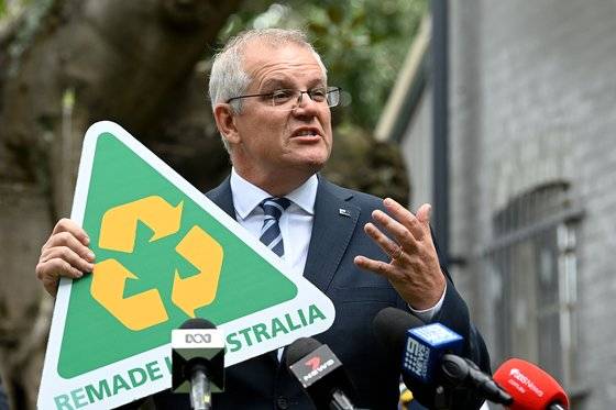 호주의 스콧 모리슨 총리가 6일(현지시간) 시드니의 한 공립학교에서 열린 '호주의 재생' 행사에서 기자들의 질의에 응답하고 있다. 모리슨 총리는 이날 ″중국 베이징 동계 올림픽에 정부 사절단을 보내지 않는다″며 외교적 보이콧을 선언했다. [EPA=연합뉴스]