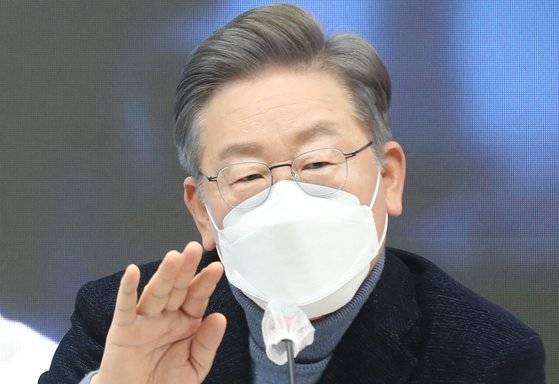 이재명 민주당 후보는 8일 코로나19 신규 확진자가 7000명을 넘어서자 선대위에 '코로나 상황실'을 설치했다. 연합뉴스