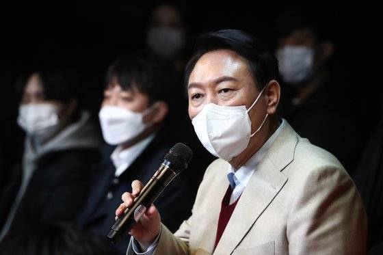 국민의힘 윤석열 대선 후보가 8일 오후 서울 종로구 대학로 거리 플렛폼74에서 열린 청년문화예술인간담회에서 인사말을 하고 있다. 2021.12.8 국회사진기자단