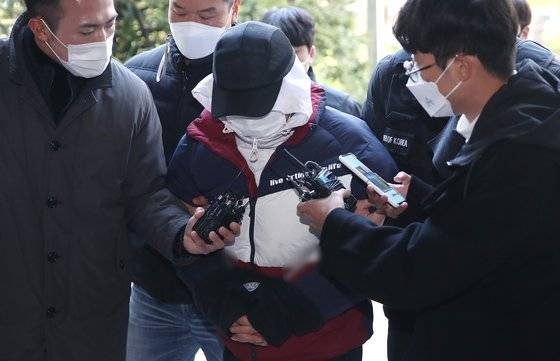 50대 여성 살해 후 금품을 빼앗고 시신을 유기한 뒤, 시신 유기 공범까지 살해한 혐의로 구속영장이 청구된 50대 남성이 7일 오후 인천지방법원에서 구속 전 피의자 심문(영장실질심사)을 받기 위해 법원으로 들어서고 있다. 뉴스1