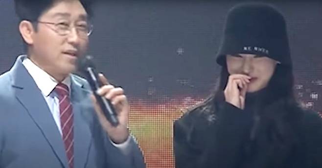 지난 1일 열린 ’2021 대한민국 패션대상‘에서 MC를 맡은 김현욱 아나운서(왼쪽)과 안무가 노제. [유튜브 캡처]