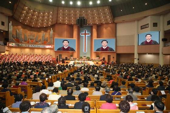 '단계적 일상회복'(위드코로나) 1단계 이후 첫 주말을 맞은 11월 7일 오전 서울 영등포구 여의도 순복음교회에서 대면 예배가 진행되고 있다. 뉴스1