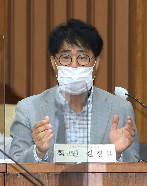 '조국 흑서' 저자인 김경율 경제민주주의21 공동대표가 7일 오후 서울 여의도 국회에서 열린 김부겸 국무총리 후보자 인사청문회에 참고인으로 출석해 의원들의 질의에 답하고 있다. 2021.5.7   toadboy@yna.co.kr (끝)  〈저작권자(c) 연합뉴스, 무단 전재-재배포 금지〉