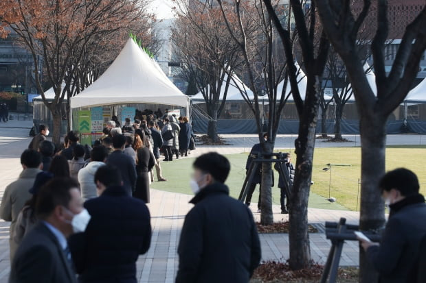 서울시청 앞에 마련된 서울광장 코로나19 선별진료소에서 시민들이 검사를 받기 위해 줄을 서 있다. 사진=연합뉴스