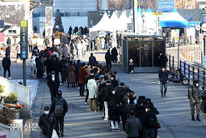 코로나19 신규 확진자가 7000명을 넘어선 8일 서울역광장 임시선별진료소에서 많은 시민들이 검사를 받기 위해 줄지어 서있다. 박민규 선임기자