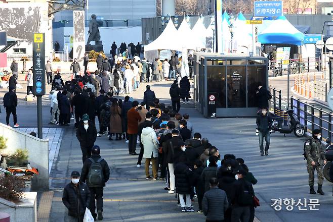 코로나19 신규 확진자가 7000명을 넘어선 8일 서울역광장 임시선별진료소에서 많은 시민들이 검사를 받기 위해 줄지어 서있다. |박민규 선임기자