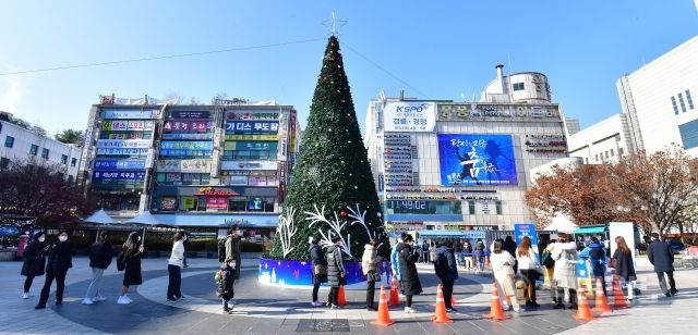 코로나 확진자수가 폭발적으로 증가한 8일 경기 성남시 야탑역 임시선별진료소에서 시민들이 줄을 서 기다리고 있다.