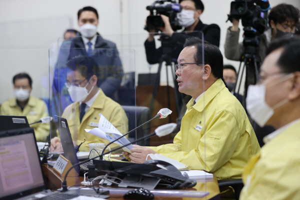 김부겸 국무총리가 8일 오전 경기도 수원시 경기도청에서 열린 코로나19 대응 중앙재난안전대책본부 회의를 주재하고 있다. [사진 = 연합뉴스]