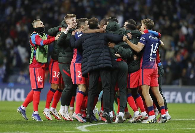 디에고 시메오네 아틀레티코 마드리드 감독이 8일(한국시각) AC밀란전 승리 이후 극적인 유럽축구연맹 챔피언스리그(UCL) 16강행에 대한 소감을 전했다. 사진은 이날 경기를 마치고 승리를 자축하는 AT마드리드 선수들. /사진=로이터