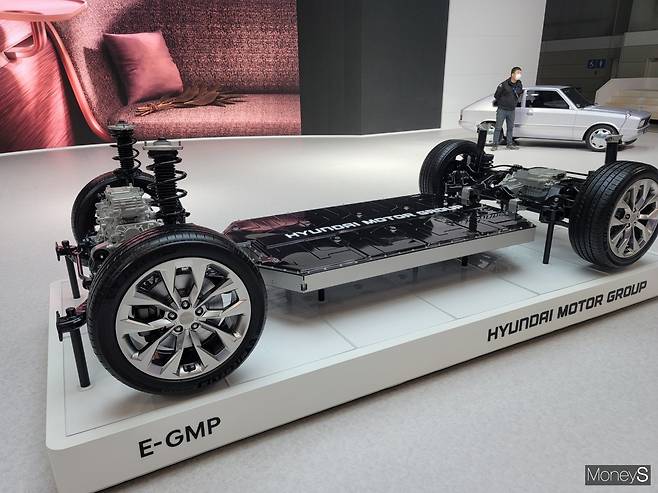 현대차가 인도에서 약 6235억원을 투자해 오는 2028년까지 6종의 전기차 모델을 출시한다는 외신의 보도가 나왔다. 사진은 최근 끝난 ‘2021서울모빌리티쇼’ 현대차 부스에 전시됐던 현대차 전용 전기차 플랫폼 ‘E-GMP’. /사진=김창성 기자
