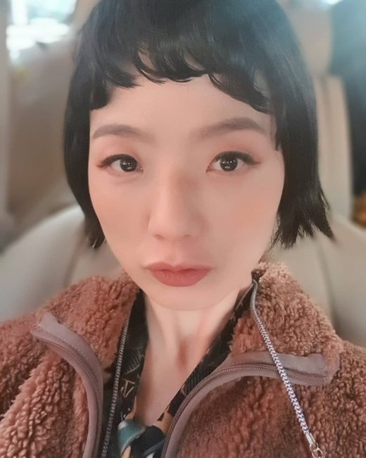 Gagwoman Ahn Young Mi has made a difference to her hairstyle.Ahn Young Mi wrote on his instagram on the 8th, Head that I exchanged with Yoo Se-yoon and posted two photos.In the selfie, Ahn Young Mi is more youthful with a wave in his existing hair, adding to the girlish feeling of the eyes and chic with orange light.The netizens who watched the photos also responded with comments such as Audrey Totu and 29 years old.Ahn Young Mi is in charge of MBC FM4U Date of the City DJ with Muzie and is also active as MBC Radio Star MC.