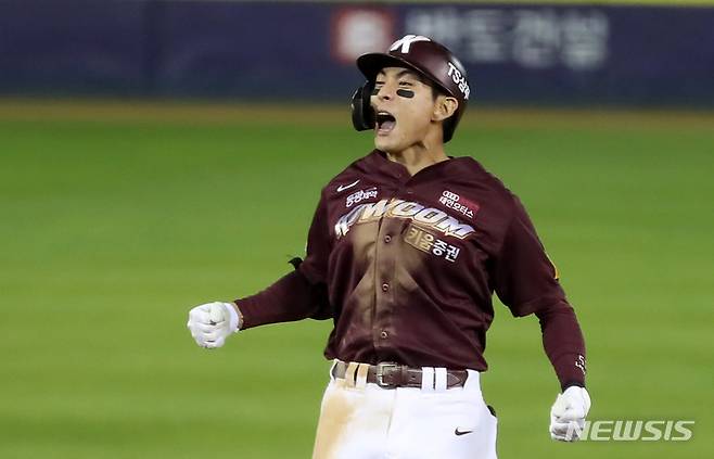 [서울=뉴시스] 이영환 기자 = 1일 오후 서울 송파구 잠실야구장에서 열린 2021 KBO 포스트시즌 와일드카드 결정 1차전 키움 히어로즈와 두산 베어스의 경기, 9회초 2사 1,2루에서 키움 이정후가 2타점 2루타를 날린 후 기뻐하고 있다. 2021.11.01. 20hwan@newsis.com