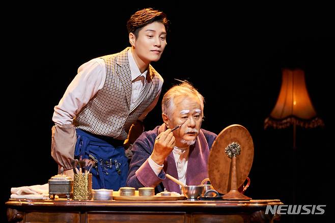 [서울=뉴시스]연극 '더 드레서' 공연 사진. (사진=국립정동극장 제공) 2021.12.08. photo@newsis.com