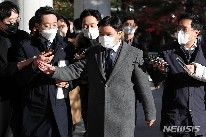 [서울=뉴시스] 조성우 기자 = 고위공직자범죄수사처(공수처) 소속 검사와 수사관들이 지난달 26일 오전 서울 서초구 대검찰청 정보통신과를 압수수색하기 위해 청사로 들어가고 있다. 2021.11.26. xconfind@newsis.com