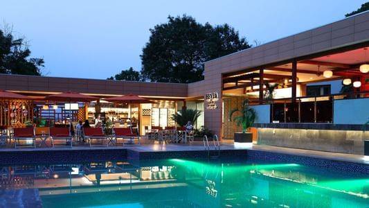 [서울=뉴시스] 콩고민주공화국(DRC) 킨샤사 플뢰브호텔 수영장 전경. 8일(현지시간) 뉴욕타임스(NYT)에 따르면 국적을 막론한 광산업 분야 이해관계자들이 이 호텔에 총집합하고 있다. (출처: 플뢰브호텔 홈페이지 사진 캡처) 2021.12.08. *재판매 및 DB 금지