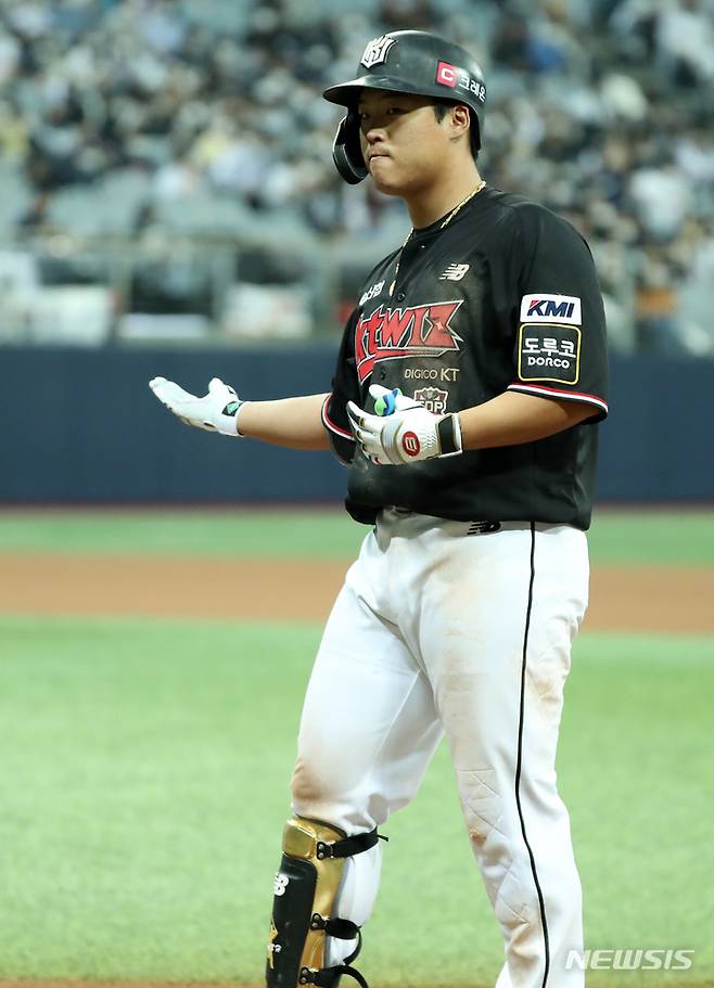 [서울=뉴시스] 이영환 기자 = 18일 오후 서울 구로구 고척스카이돔에서 열린 2021 KBO 한국시리즈 두산 베어스와 KT 위즈의 4차전 경기, 8회초 1사 주자없는 상황에서 KT 강백호가 안타를 날린 후 세리머니를 하고 있다. 2021.11.18. 20hwan@newsis.com