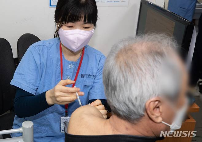 [서울=뉴시스] 고승민 기자 = 지난 4일 오전 서울 은평구 청구성심병원에서 한 시민이 신종 코로나바이러스 감염증(코로나19) 백신 접종을 하고 있다. (공동취재사진) 2021.12.04. photo@newsis.com