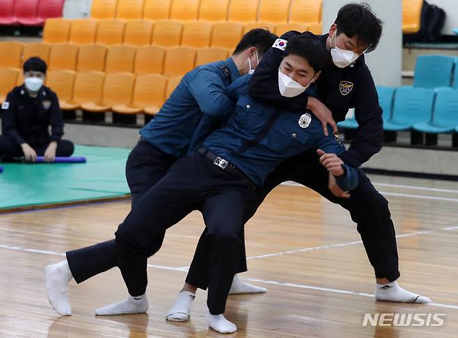 [서울=뉴시스] 백동현 기자 = 서울경찰청이 신임 경찰 현장 대응력 강화 특별 교육을 실시한 가운데 지난 1일 오후 서울 종로구 서울경찰청 상무관에서 신임 경찰관들이 물리력 대응 훈련을 진행하고 있다. 2021.12.01. livertrent@newsis.com