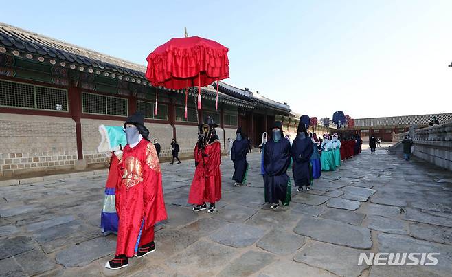 [서울=뉴시스] 고범준 기자 = 8일 오전 서울 종로구 경복궁에서 출연진들이 왕가의 산책을 진행하고 있다. 문화재청 궁능유적본부와 한국문화재재단은 오는 24일까지 국왕과 왕비, 산선시위, 호위군사 등 총 40여 명의 출연진이 경복궁을 산책하는 장면을 재현, 과거 궁궐의 한 장면을 볼 수 있도록 기획했다. 2021.12.08. bjko@newsis.com