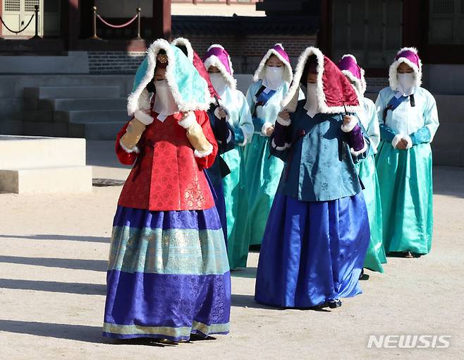 [서울=뉴시스] 고범준 기자 = 8일 오전 서울 종로구 경복궁에서 출연진들이 왕가의 산책을 진행하고 있다. 문화재청 궁능유적본부와 한국문화재재단은 오는 24일까지 국왕과 왕비, 산선시위, 호위군사 등 총 40여 명의 출연진이 경복궁을 산책하는 장면을 재현, 과거 궁궐의 한 장면을 볼 수 있도록 기획했다. 2021.12.08. bjko@newsis.com