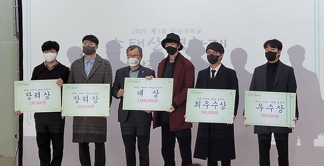 [익산=뉴시스] 강명수 기자 =원광대학교는 원불교 문화사회부와 공동 주최한 2021 제5회 소태산 영화제가 폐막했다고 8일 밝혔다. 사진은 박맹수 총장이 생명과 소통을 주제로 한 ‘2021 마음 가까이 영상 공모전’ 수상자들과 기념촬영을 하는 모습이다. (사진 =원광대학교 제공) 2021.12.08. photo@newsis.com *재판매 및 DB 금지